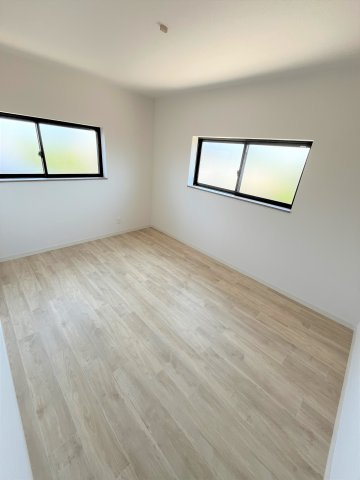 【洋室】 | 仲介手数料無料！高泊小学校に通えるリフォーム済み中古住宅　山陽小野田市西高泊 | ２面採光の明るいお部屋で健やかな毎日