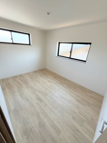 【洋室】 | 仲介手数料無料！高泊小学校に通えるリフォーム済み中古住宅　山陽小野田市西高泊 | 落ち着いた色調の洋室です