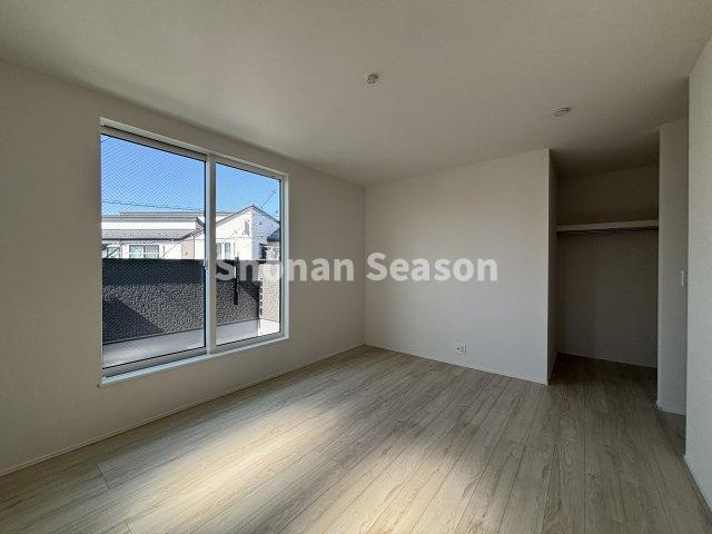 【洋室】 | 1日のうち日照時間が長い全室南向き◎
スタイリッシュなインテリアも馴染むフローリング仕様！