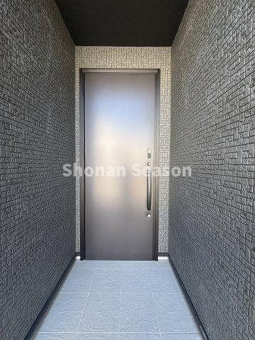 【玄関】 | スタイリッシュでオシャレな新築戸建！
一生に一度のマイホームにこちらの物件はいかがでしょうか♪