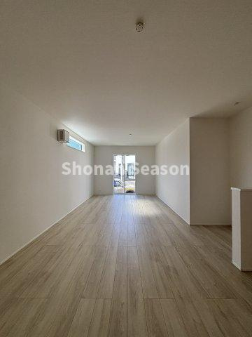 【居間・リビング】 | ワークスペースを兼ね備えたリビングは広々19.3帖！