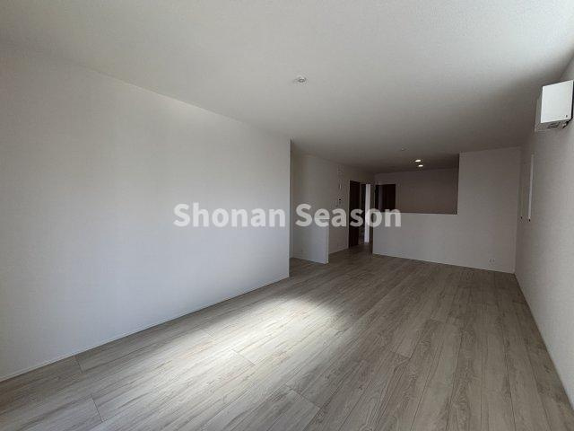 【居間・リビング】 | お子さまが走り回れる広さがございます♪
大きな家具も配置しやすく、家具選びの自由度が上がります◎