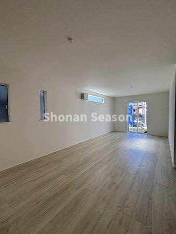 【内装】 | リビング全体に目が行き届く縦長タイプのリビング◎
料理をしながらご家族の様子を見守れます♪