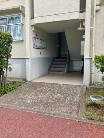 コーポ下鶴間１号棟のエントランス