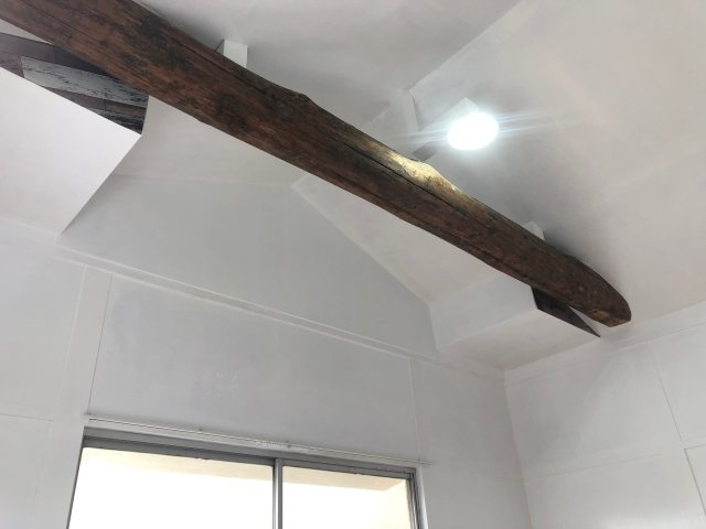 鈴蘭台西町１丁目貸家の設備|天井の梁がお洒落な２Fの洋室