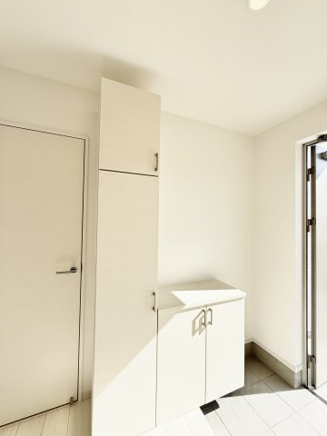 中央区原島町３期の玄関|玄関は収納スペースも充実♪
