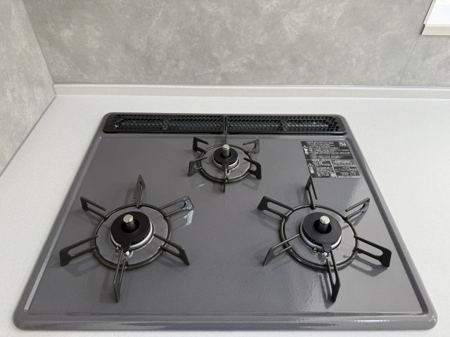 中央区原島町３期の設備|キッチンは三口コンロでお料理もしやすいつくりです♪