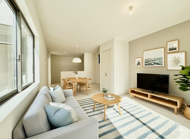 中央区原島町３期の居間・リビング|16.7帖のLDKに家具を配置してみたイメージ画像です。