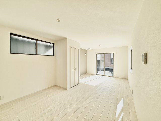 中央区原島町３期の居間・リビング|ナチュラルな印象のリビングは明るい空間！
