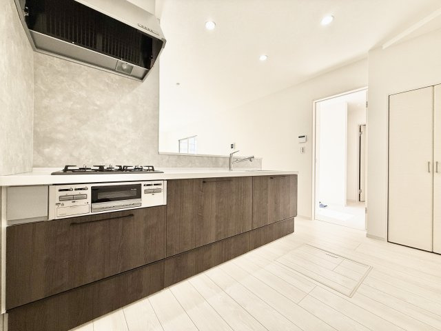 中央区原島町３期のキッチン|キッチンには便利なパントリー（食品庫）付き！食材等の収納に便利です！
