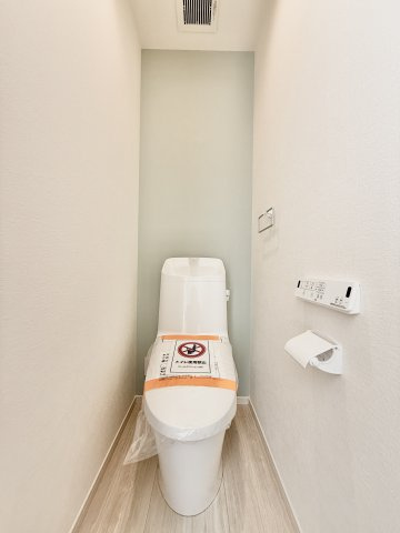 中央区原島町３期のトイレ|トイレは各階に設置されており、忙しい朝の時間帯もスムーズに使用可能です。
