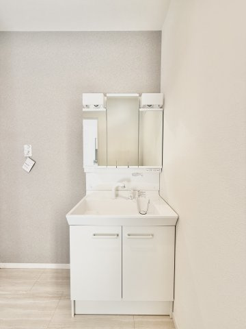 中央区原島町３期の独立洗面台|3面鏡の洗面台は、メイク道具等の細々した物もスッキリと収納していただけます。
