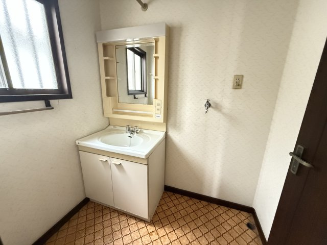 高崎市井野町　中古住宅の独立洗面台|1F　洗面化粧台