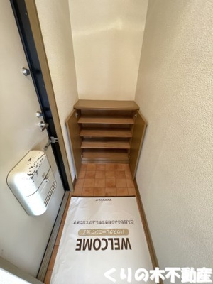 【玄関】 | メゾンルミエール | 明るい玄関です（同タイプのお部屋です。現況を優先します。）