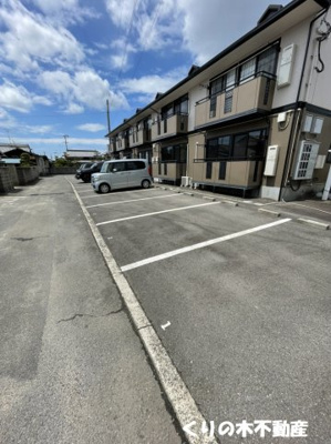 【駐車場】 | メゾンルミエール | 駐車場に車を止められます