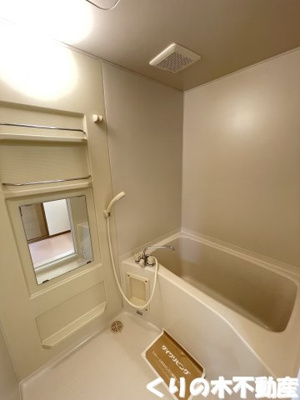 【浴室】 | メゾンルミエール | 落ち着いた空間のお風呂です（同タイプのお部屋です。現況を優先します。）