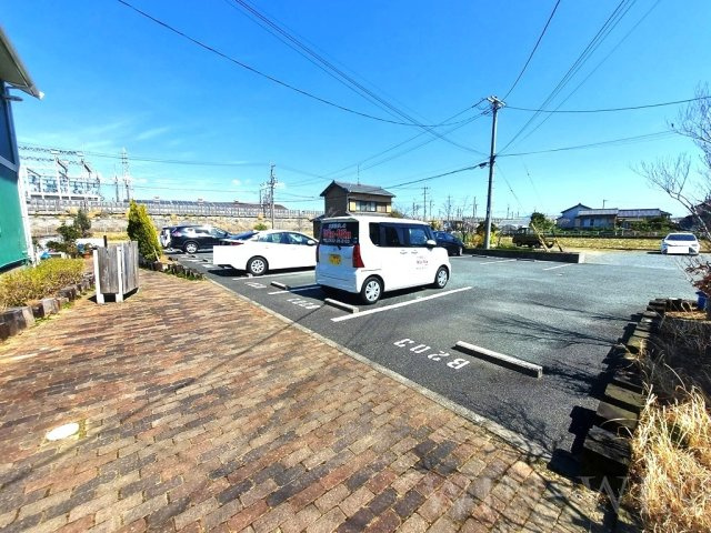 ヴィラージュルピナ B棟の駐車場