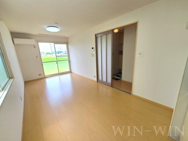 ヴィラージュルピナ B棟の居間・リビング