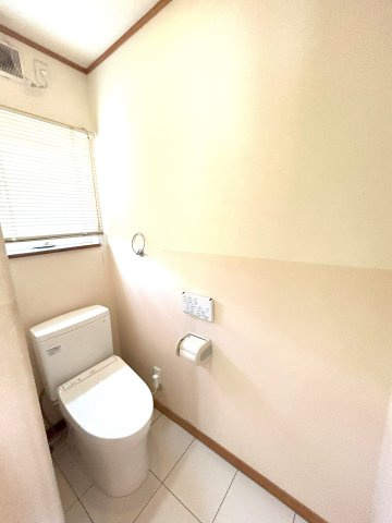 東新井住宅のトイレ|落ち着いた色調のトイレです