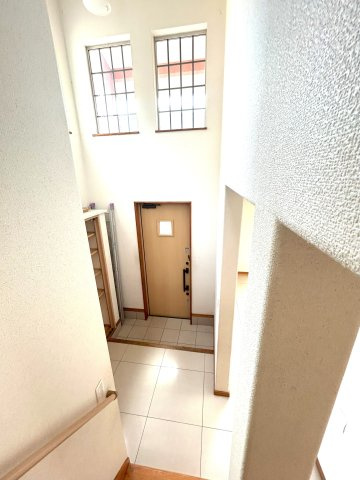 東新井住宅の玄関|明るい玄関です