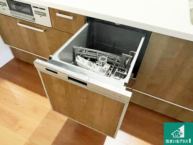 京都市右京区太秦上ノ段町　第2期　新築一戸建ての設備|食事後の一仕事、食器洗いをボタン一つでお任せできちゃいます！場所を取らないビルトイン式なので、お料理スペースもしっかり確保！