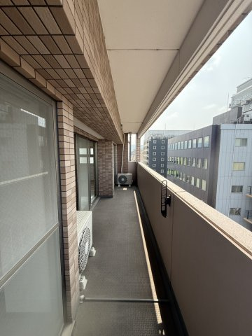 プレサンス京都四条烏丸のバルコニー|広々としたバルコニーです。リビングと約5.2帖の洋室、両方からバルコニーへの出入りが可能です。