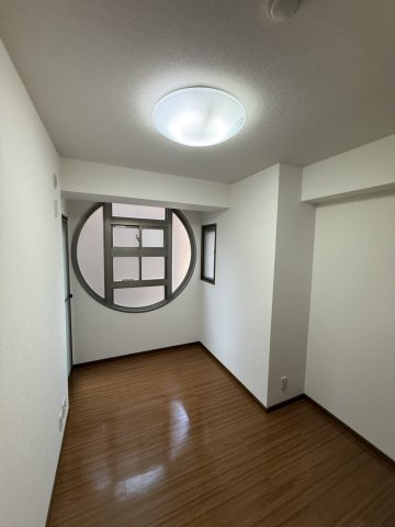 プレサンス京都四条烏丸の洋室|約4.5帖の洋室です。こちらも開口部が多いお部屋です。