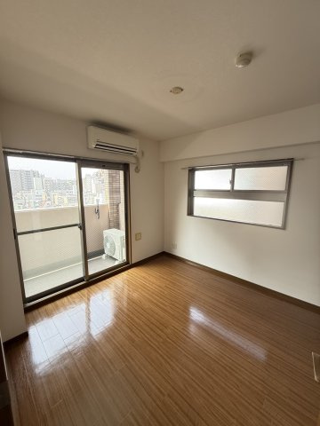 プレサンス京都四条烏丸の洋室|約5.2帖の洋室です。南・西側と開口部がございます。