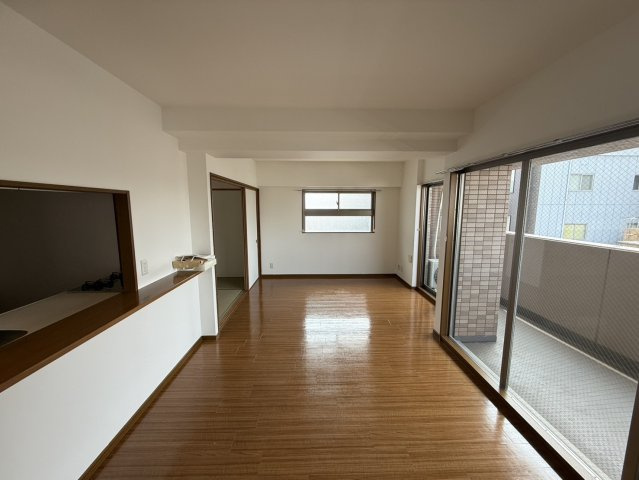 プレサンス京都四条烏丸の居間・リビング|約15.8帖のLDKです。