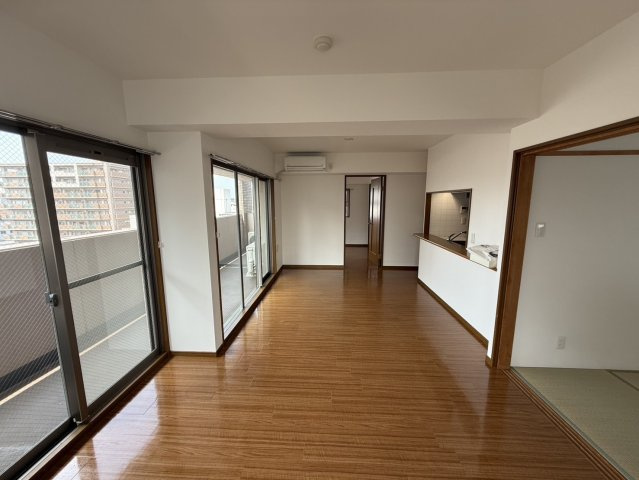 プレサンス京都四条烏丸の居間・リビング|約15.8帖のLDKです。