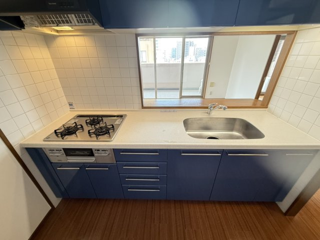 プレサンス京都四条烏丸のキッチン|3口ガスコンロのシステムキッチンです。