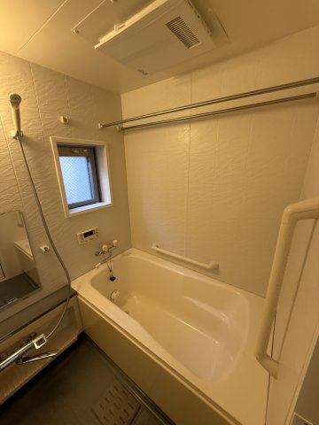 プレサンス京都四条烏丸の浴室|小窓付きの浴室で換気がしやすいです。