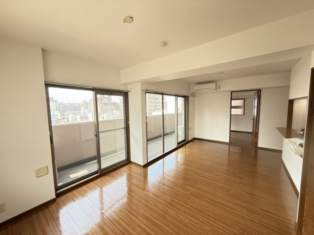 プレサンス京都四条烏丸の居間・リビング|南向きバルコニーからの採光が望めるリビングです。