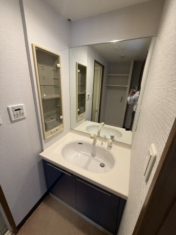 プレサンス京都四条烏丸の独立洗面台|鏡が大きい独立洗面台です。