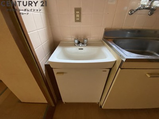 キッチン横に洗面台あり、便利です。