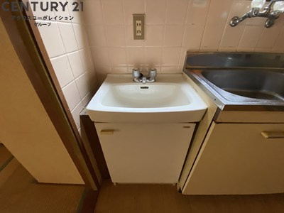 キッチン横に洗面台あり、便利です。