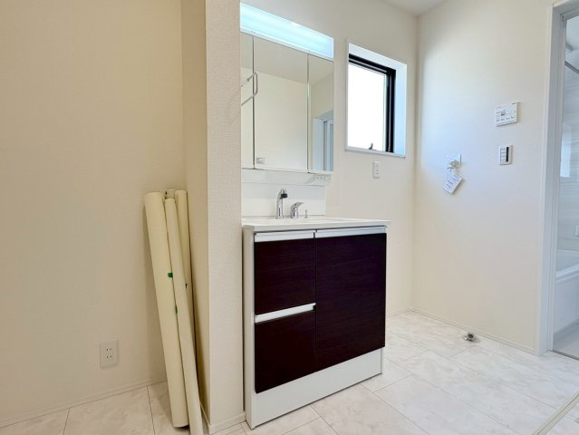 リーブルガーデン　江南市河野町河野　全4区画分譲の独立洗面台|洗面化粧台 幅 750mm、軽く割れにくい洗面ボールと場所をとらないコンパクト設計の本体キャビネットです。
ミラー扉の内側は全て収納スペースです。リフトアップシャワーを採用し両手が自由に使えます