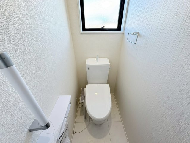 リーブルガーデン　江南市河野町河野　全4区画分譲のトイレ|超表面平滑加工とイオンパワーの「セフィオンテクト」加工で、汚れが付きにくく落ちやすい仕様で清潔です。
便器にフチがないので汚れが隠れて見えない部分がありません。お手入れがとってもラクラクです。