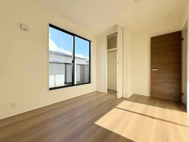 リーブルガーデン　江南市河野町河野　全4区画分譲の洋室|全居室にたっぷり収納できる大型クローゼット、居室部分の窓ガラスには間に空気層を設けたペアガラスを採用。
高い断熱性と共にガラス面の結露対策にも効果を発揮します。