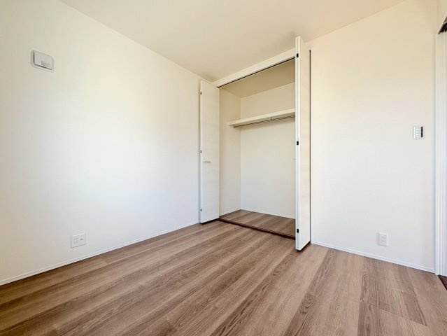 リーブルガーデン　江南市河野町河野　全4区画分譲の洋室|全居室にたっぷり収納できる大型クローゼット、居室部分の窓ガラスには間に空気層を設けたペアガラスを採用。
高い断熱性と共にガラス面の結露対策にも効果を発揮します。