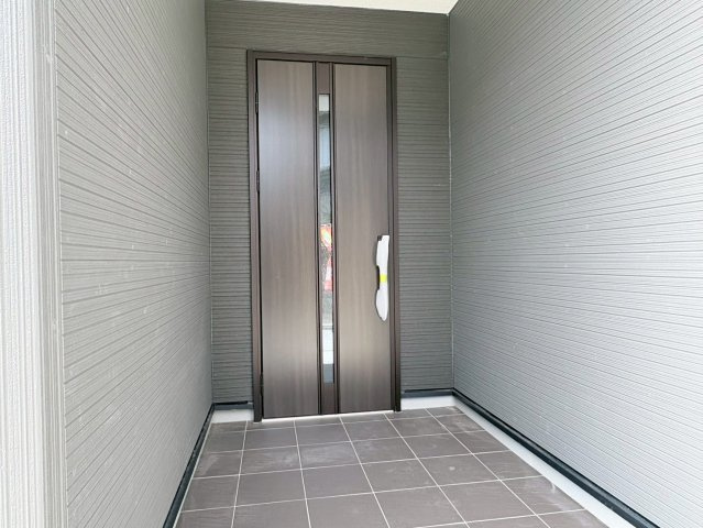 リーブルガーデン　江南市河野町河野　全4区画分譲の玄関|【ピッキング防止機能付き玄関ドア錠】玄関ドアの鍵は上下に２つあり、内側の下段は脱着サムターンキー。
鍵を不正に開錠されても、もう１つの鍵でピッキングを防ぎます。防犯性の高い仕様になっています。