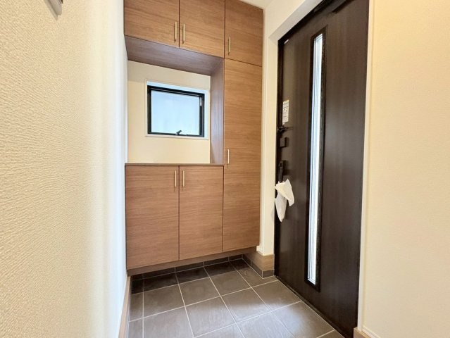 リーブルガーデン　江南市河野町河野　全4区画分譲の玄関|大容量のシューズ収納付きで玄関周りもすっきり！玄関ドアからの光が玄関ホールを明るくしてくれます。