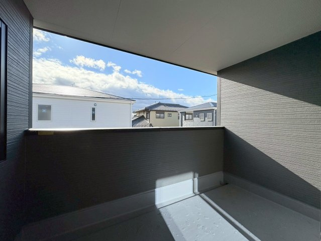 リーブルガーデン　江南市河野町河野　全4区画分譲のバルコニー|バルコニーは南向きで洗濯物もよく乾きます！強度と表面積硬度を持つFPRで防水しています。