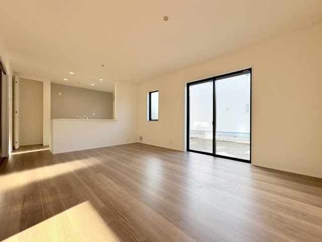 リーブルガーデン　江南市河野町河野　全4区画分譲の居間・リビング|明るい日差しをふんだんに取り込んだリビングダイニングは家族の笑顔につつまれた素敵な空間になります。
一建設の家は精度が高く丈夫な工法を採用し、「住宅トップランナー基準」に対応しています。