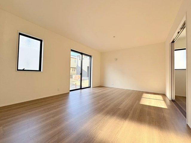 リーブルガーデン　江南市河野町河野　全4区画分譲の居間・リビング|明るい日差しをふんだんに取り込んだリビングダイニングは家族の笑顔につつまれた素敵な空間になります。
一建設の家は精度が高く丈夫な工法を採用し、「住宅トップランナー基準」に対応しています。