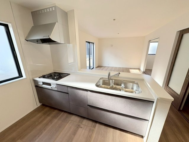 リーブルガーデン　江南市河野町河野　全4区画分譲のキッチン|機能的で手入れがしやすいシステムキッチンでお掃除も楽々。蛇口は浄水器内蔵型で節湯CI対応水栓です。　
人造大理石カウンターやキッチンパネルなど明るくきれいにお使いいただけます。