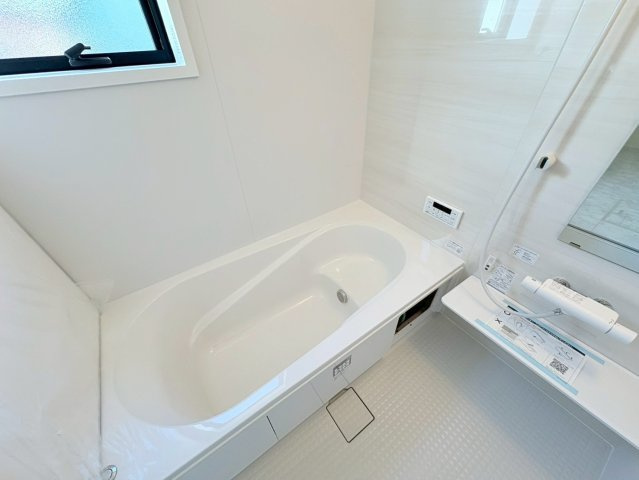 リーブルガーデン　江南市河野町河野　全4区画分譲の浴室|明るく清潔感がある浴室。浴槽は環境にやさしい節水タイプ。浴槽内ステップで半身浴、親子入浴も安心です。
洗い場の床は乾きやすく滑りにくい快適仕様、水はけが良くカビの発生を軽減できます。
