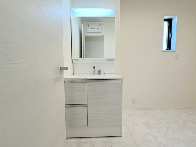 リーブルガーデン　江南市河野町河野　全4区画分譲の独立洗面台|洗面化粧台 幅 750mm、軽く割れにくい洗面ボールと場所をとらないコンパクト設計の本体キャビネットです。
ミラー扉の内側は全て収納スペースです。リフトアップシャワーを採用し両手が自由に使えます