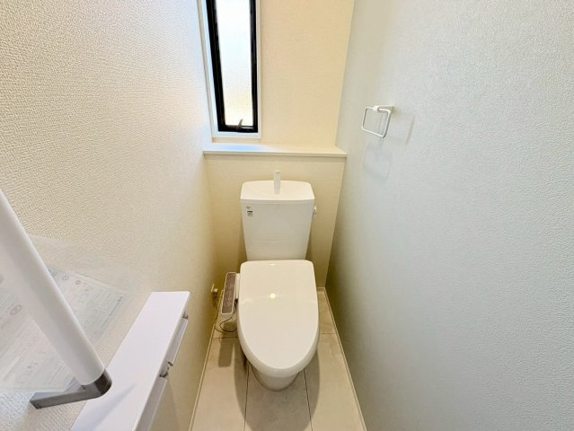 リーブルガーデン　江南市河野町河野　全4区画分譲のトイレ|超表面平滑加工とイオンパワーの「セフィオンテクト」加工で、汚れが付きにくく落ちやすい仕様で清潔です。
便器にフチがないので汚れが隠れて見えない部分がありません。お手入れがとってもラクラクです。