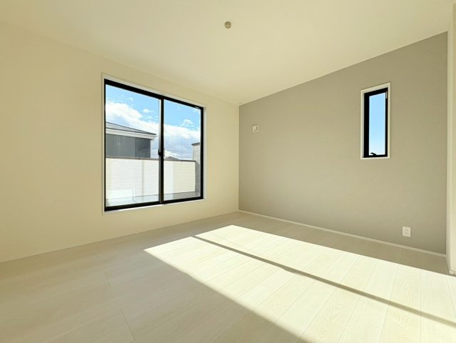 リーブルガーデン　江南市河野町河野　全4区画分譲の寝室|すべての居室にはたっぷり収納できる大型のクローゼット、各室に２４時間換気システムを設置しています。
排気ファンから低風量で24時間強制排気し、家の中の空気をいつも新鮮に保ちます。
